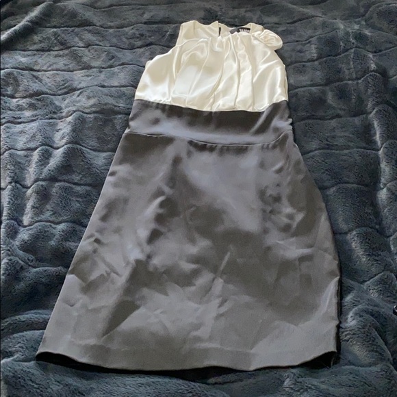 Colour-blocked black and white dress - Picture 9 of 9